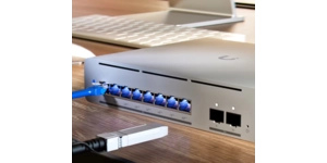 UNIFI 8PORT L3 POE++ 8x10GbE 2x10G SFP+ 155W / ETHERLIGHTING / BUREAU/MURAL – vue 5