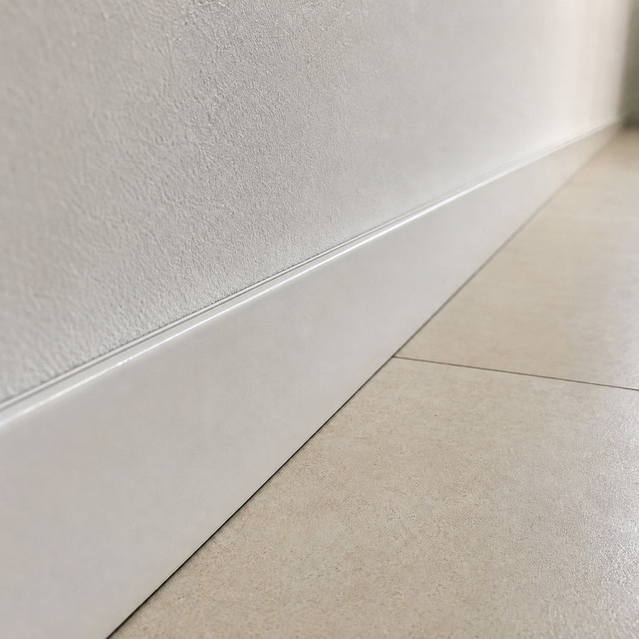 Gros plan sur la fibre transparente posée sur la plinthe